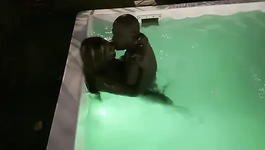 Xeinna rose und jay Playhard genießen einen heißen fick am pool