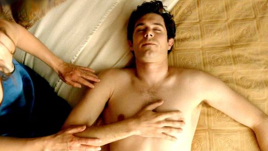 Celebridade masculina Adam Brody sem camisa e cenas de calcinha