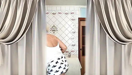 Горячая домохозяйка Лукерия на кухне