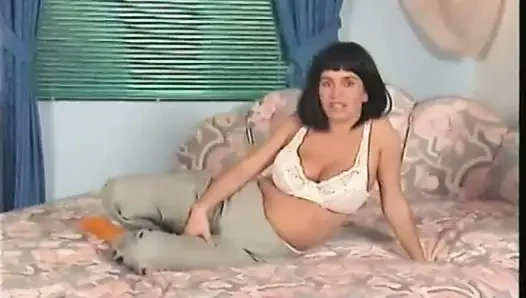 Büyük memeli orta yaşlı seksi kadın amını dildoyla dolduruyor