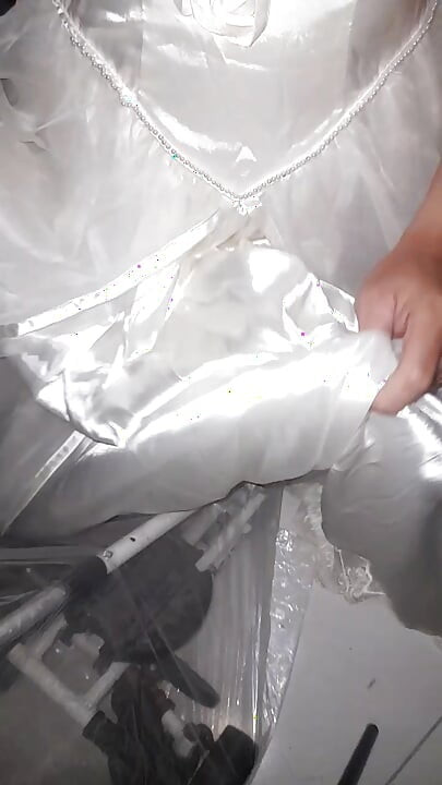 Porra flui em vestido de noiva de cetim