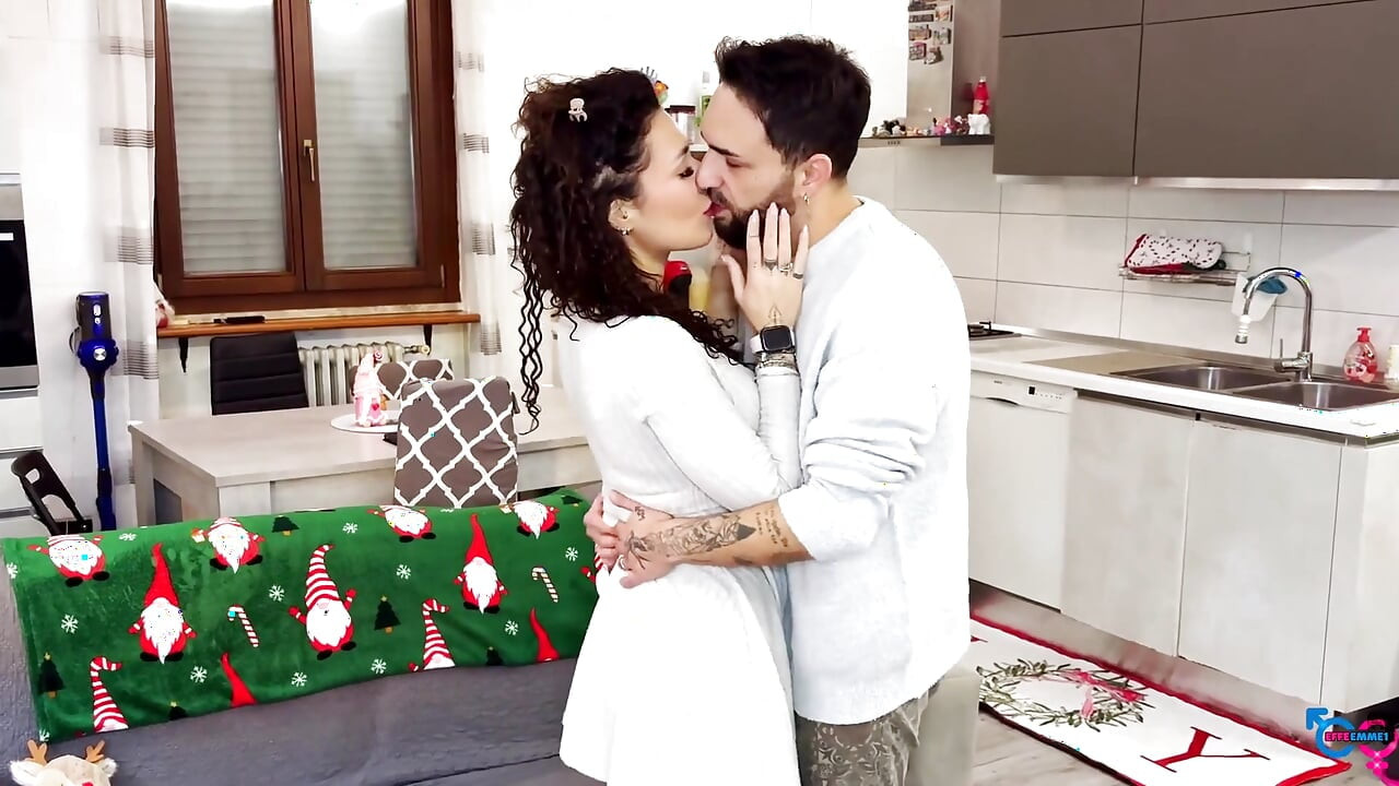 Ne jebi se ne, ako želiš možeš da dodirneš moju pičku iznad čarapa dok ti dodirujem kurac!