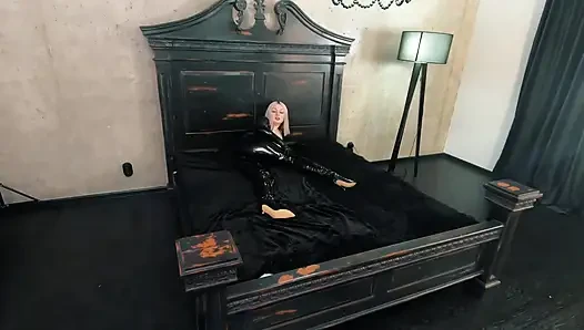 Gummi schwarzer latex-catsuit hinter den kulissen video, halterhohe stiefel und glänzende fetischklamotten