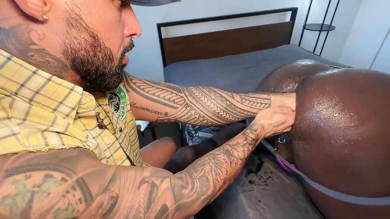 Dark Kent gevuistneukt door Jona Ortiz zijn eerste vuisttopvideo