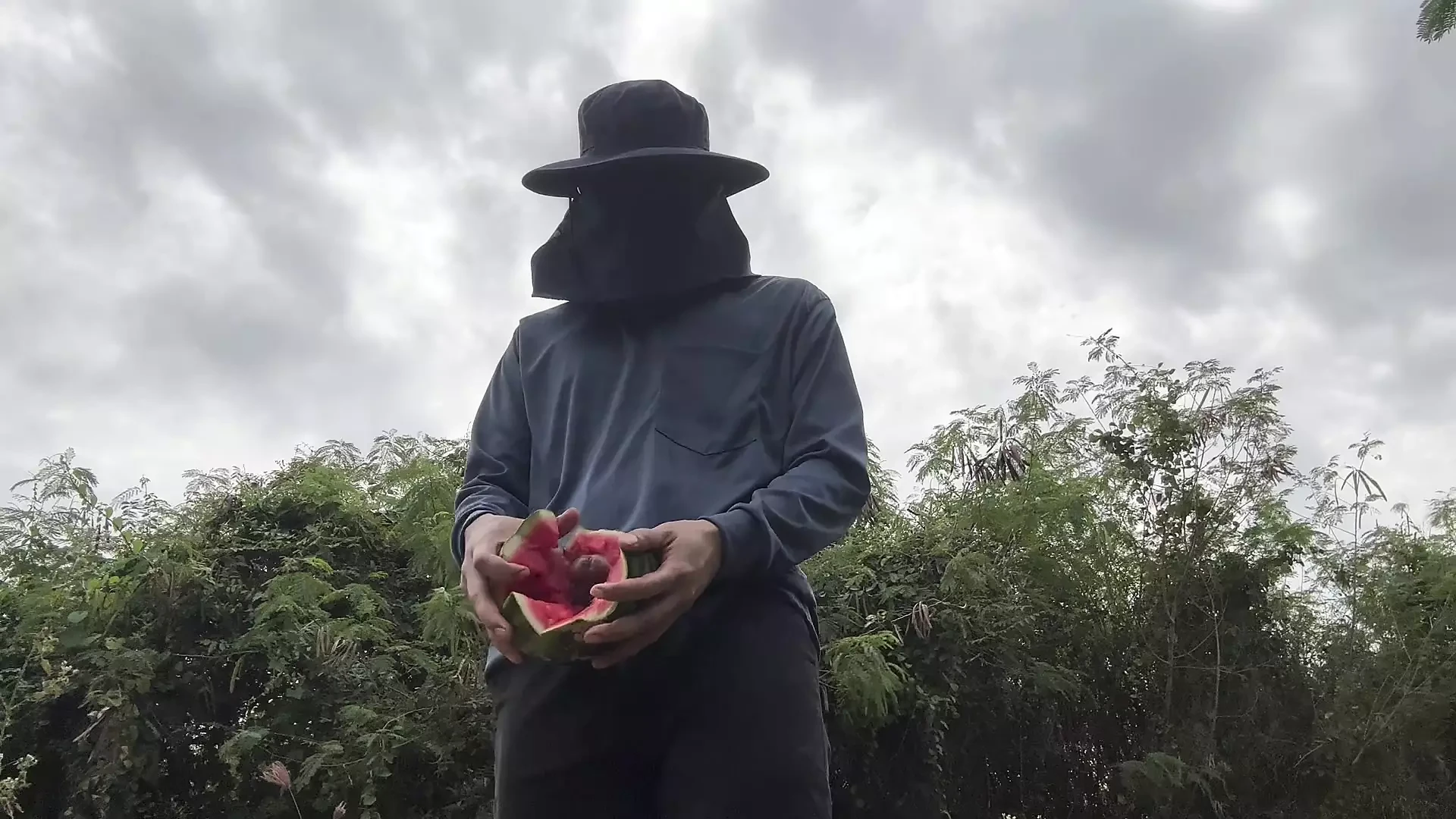 Pekerja Thai pancut dengan tembikai.