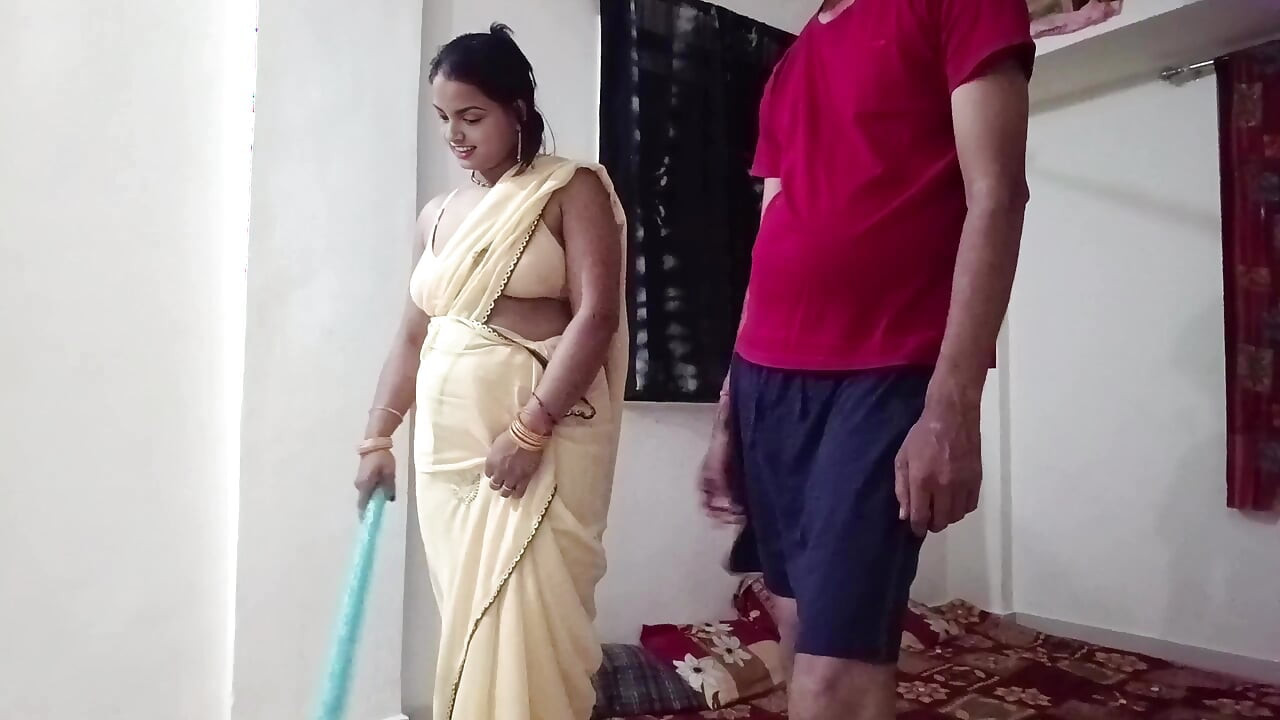 Riya Bhabhi efendisinin evini süpürüyordu, sahibi seksi konuşarak cinsel ilişki kurdu.