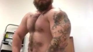 Uomo muscoloso che mostra il suo cazzo