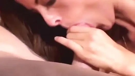 Azgın olgun hatunlar açık havada üçlü seks çılgınlığında yarak yutuyor