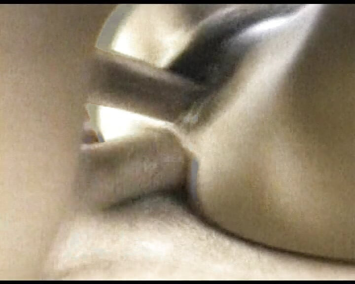 Azgın esmer orta yaşlı seksi kadın kıllı amını parmaklıyor