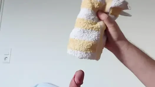 Küçük Penis Havluyla Eğleniyor