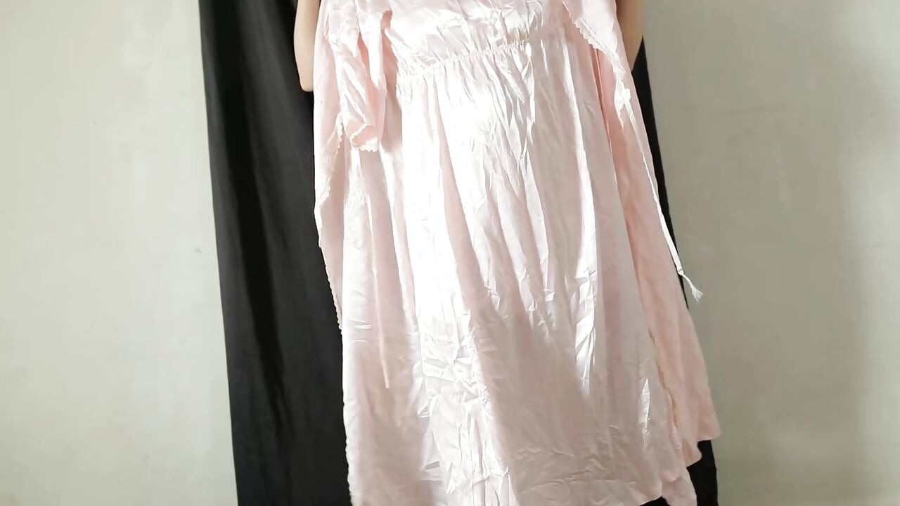 Probando el último vestido de satén transparente de porno indonesio