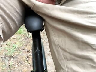 Destello de polla en el bosque público, paseo en bicicleta, joven, amateur