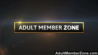 Adultmemberzone-ブルックリンはプールサイドの自己提供が大好き