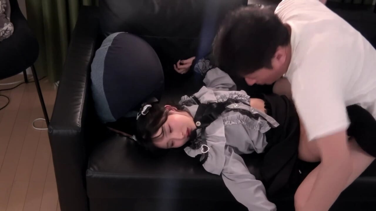 Awalnya gadis nakal ini ngentot kontol besarku habis-habisan sampai matanya merintih keenakan!