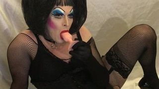 La drag queen dal trucco pesante rimuove il plug anale e lo succhia