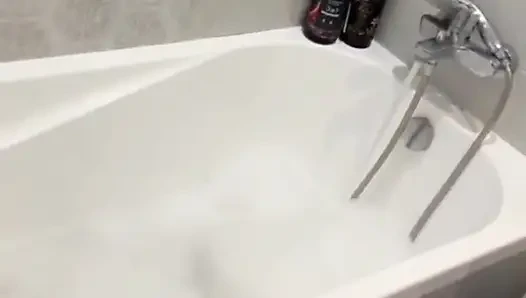 Üvey anne çoraplı ve seksi iç çamaşırlı banyo yapıyor, ıslak büyük göt