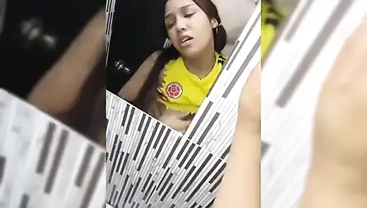 Mein freund für eine lange zeit und ich lud ihn zu mir nach hause ein und wir haben am ende schmutzige dinge im badezimmer gemacht, dann gingen wir zu bett