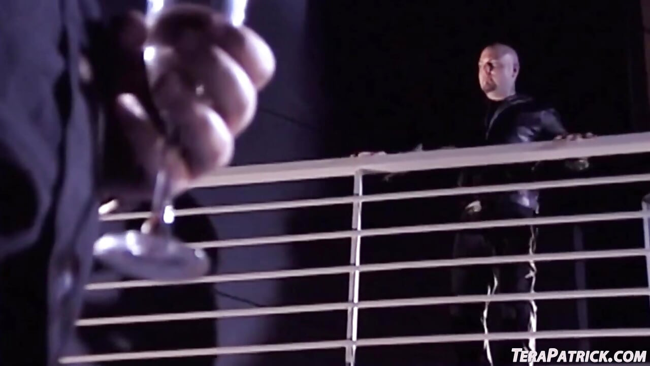 Un dong dublu este împărțit de Tera Patrick și Justine Joli după o lins de pizdă serioasă