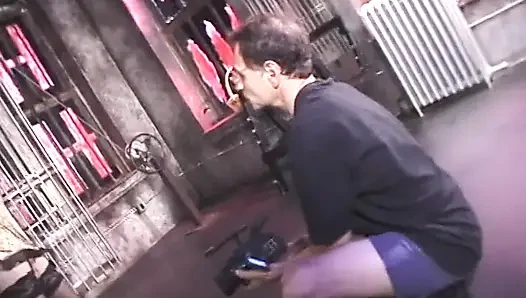 Schau dir hinter die kulissen von versauten BDSM-mädchen in aktion an