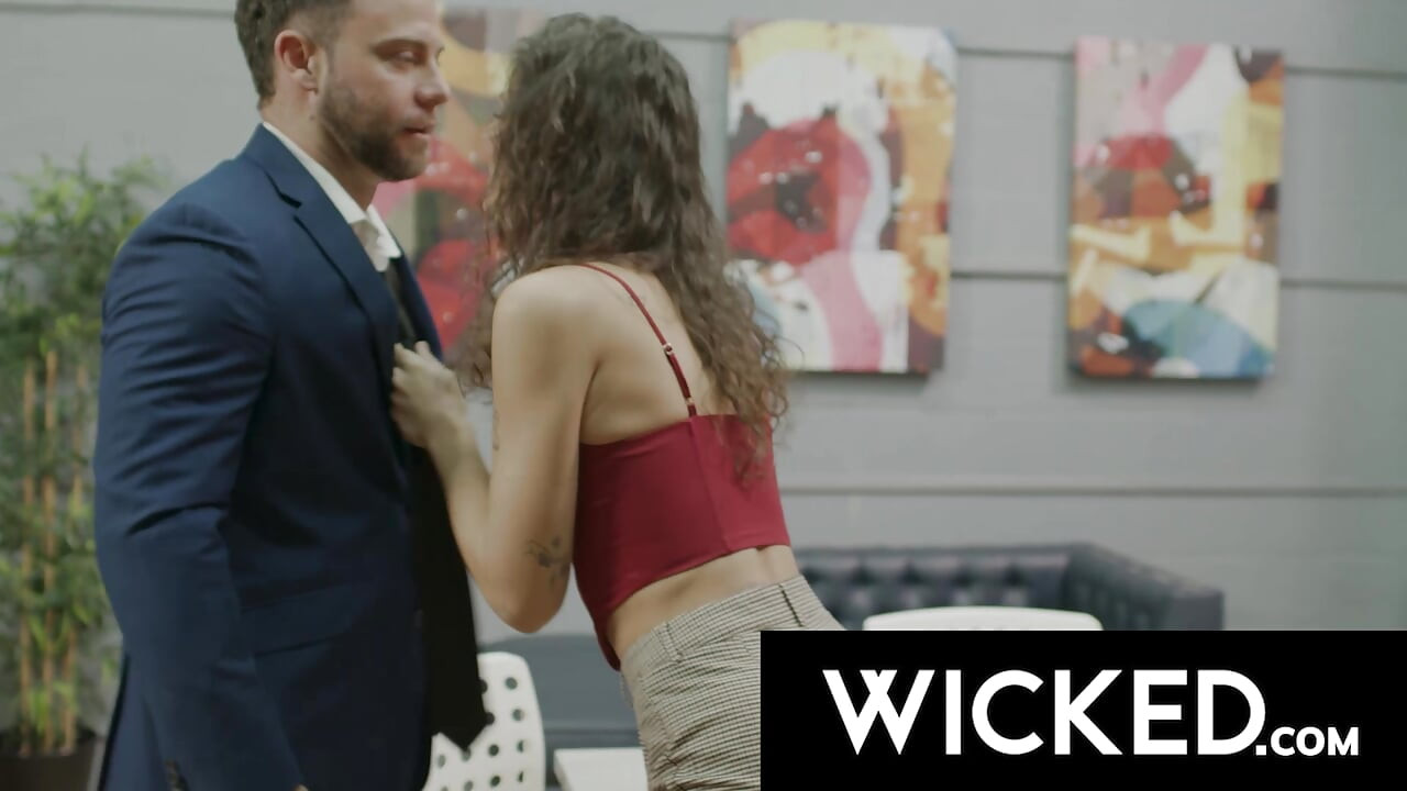 WICKED - הזיון הלוהט של ליז ג'ורדן בחדר הפסקה אחרי חזה