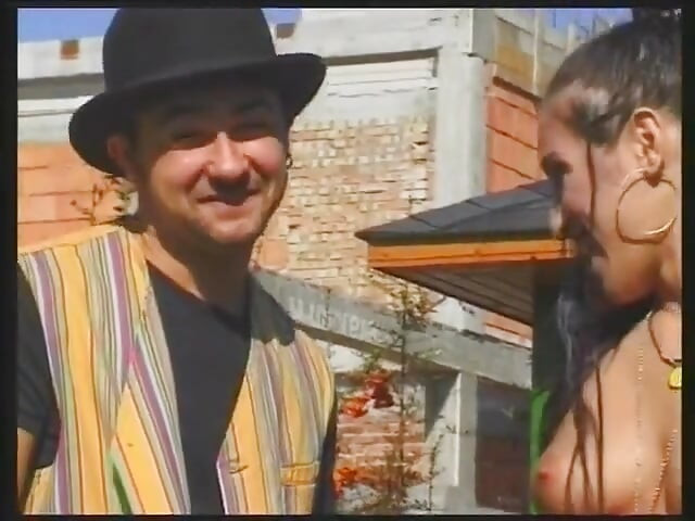 Znakomita brunetka ssie i jedzie twardego kutasa na zewnątrz