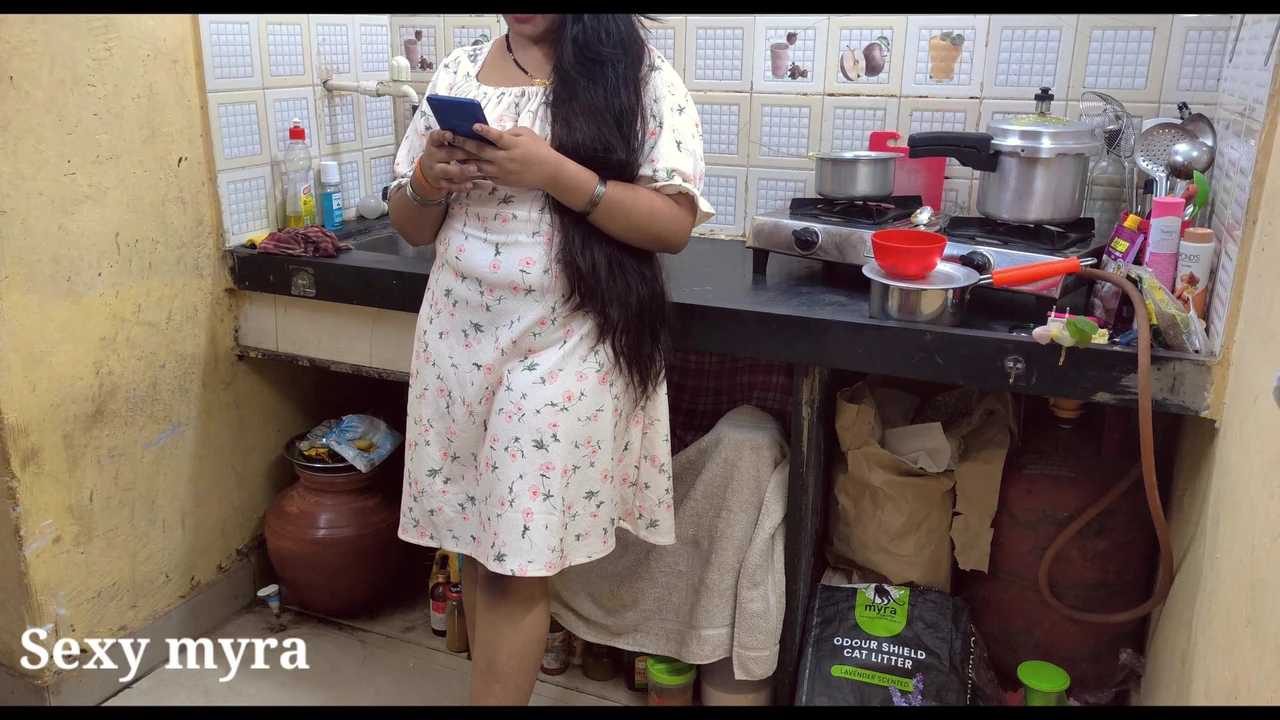 Stepmom's new dress mai chudayi kichen mai