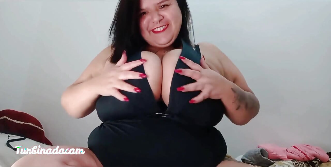 Peituda brasileira gordinha esfregada creme em seus peitos e sentou no brinquedo - Maryjhuana