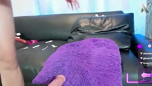 Aku lagi asik muasin memekku pakai dildo favoritku!