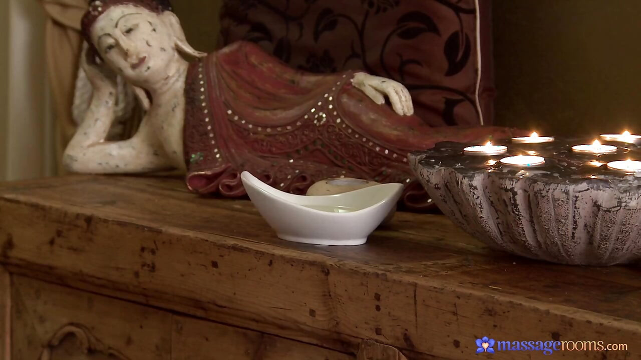 Massage Rooms - массажистка принимает полный камшот клиента на ее сиськи