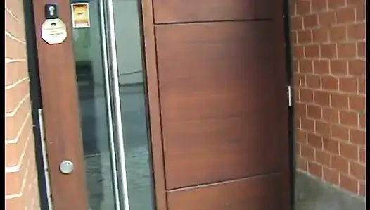 Sarışın bebek harika doğal göğüslerini gösteriyor