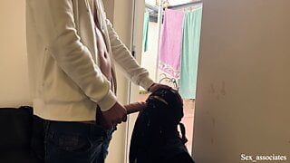 Une bite en public s'exhibe. Je sors ma bite devant une jeune voisine musulmane enceinte dans un niqab et elle m'aide à jouir