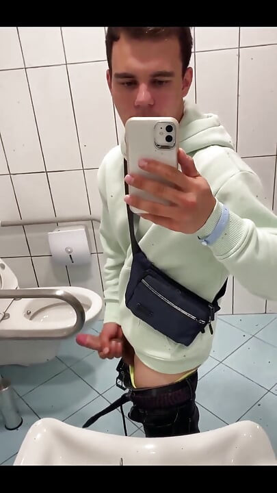 I Can't Miss the Opportunity to Masturbate in Toilet