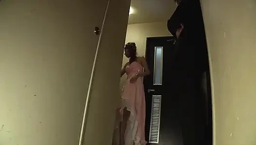 Asyalı kız bekarlığa veda partisinde kendini sikiyor