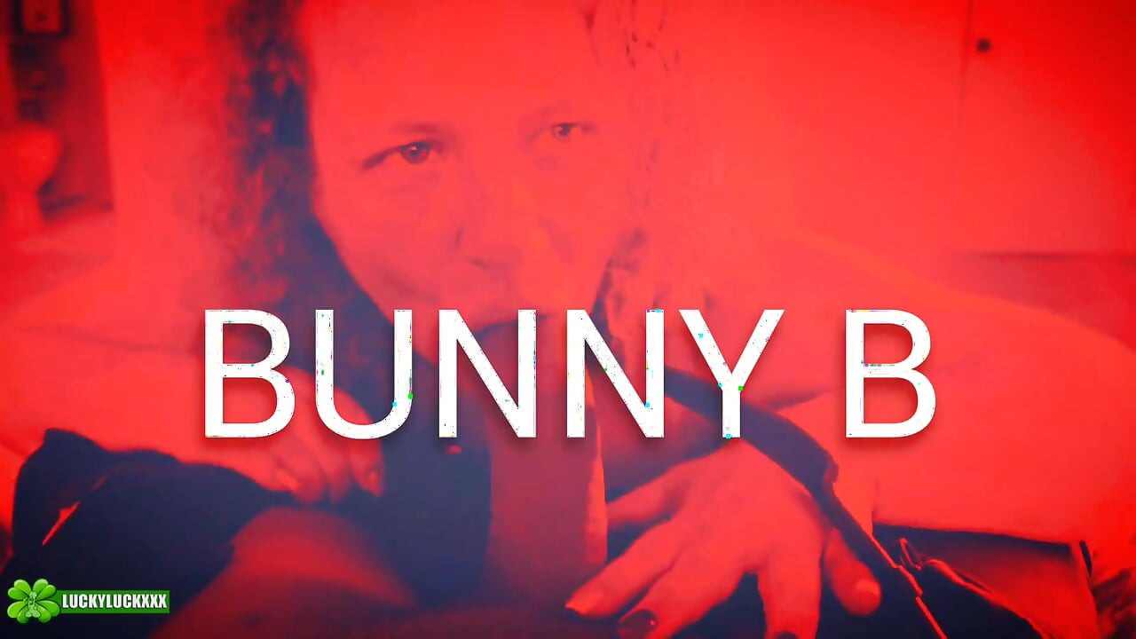 Lycklig tjej Kween Bunny B - Rött ljus speciell POV avsugning och halsknull