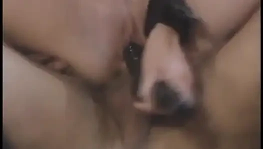 Minyon seksi hemşirenin ağzı, amcığı ve götü demir yatakta sikiliyor