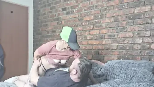 Трахаю мужа и друга в тройничке