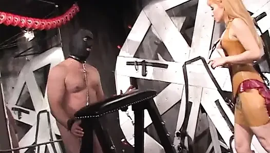 Porno yıldızlarının iş başında kamera arkası görüntüleri
