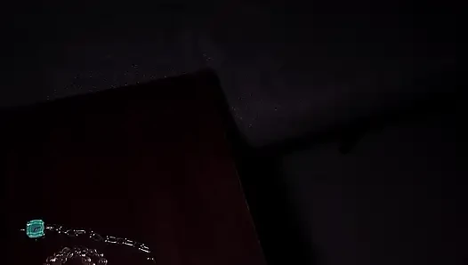 Stiefsohn und stiefmutter in einem hotelzimmer nach einem verspäteten Flug