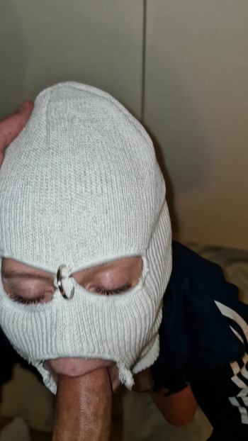 Gangster-schlampe lutscht großen weißen schwanz