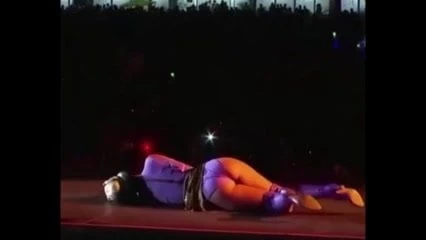 Katy perry turda onu sıcak kıçını alır
