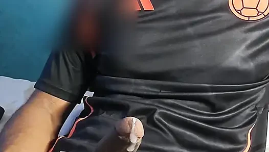 Kolombiyalı futbolcu anaconda'sıyla oynuyor