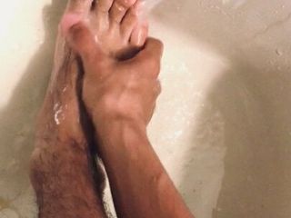 Lavando il mio piede peloso