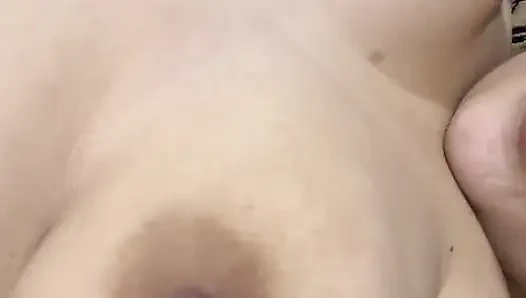 Sie wippte meine riesigen Brüste und massierte sie sehr lecker