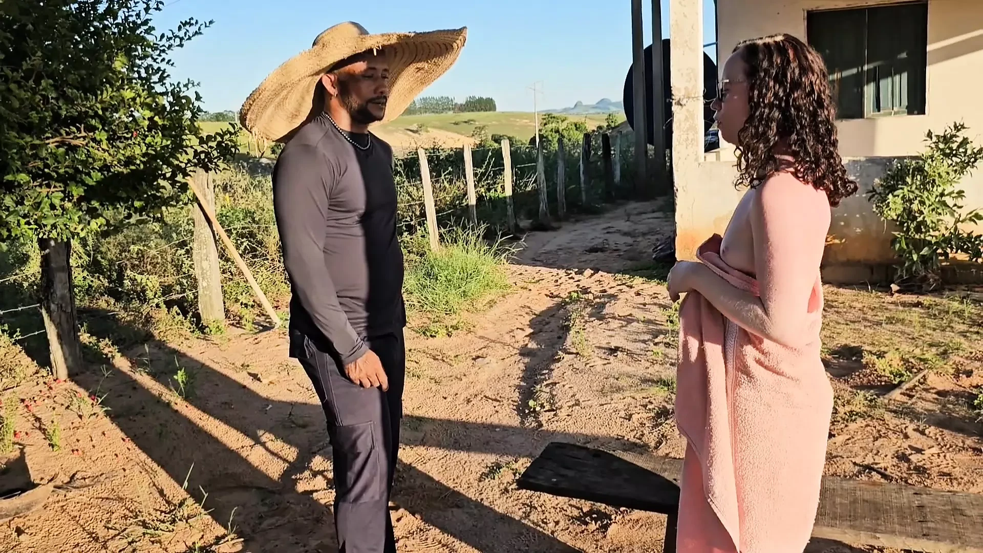 Vir Meu Vizinho Capinando Seu Quintal No Sol Quente E Isso Mim Deu Muito Tezao Fui Pede Agua so De Toalha