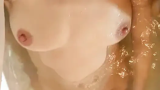 Сексуальная милфа обожает трогать ее волосатую киску