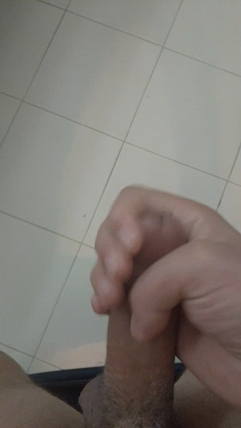 Melancap budak batang besar dekat untuk memancut mani