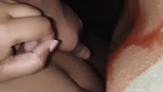 Cewek asal kerala fatima dengan toket besar lagi asik ngocok kontol cowok asal mallu