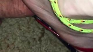 Flip flop dominazione femminile con i piedi (parte 2)