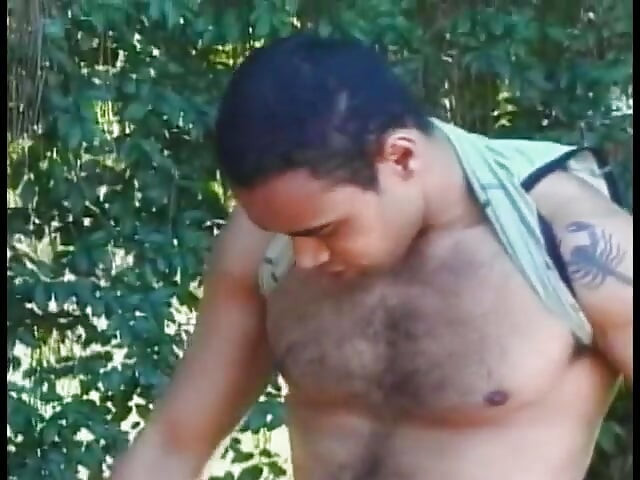 O transsexuală drăguță cu părul frumos Melissa Merlin și-a lustruit ochiul de ciocolată cu o unealtă tare în pădure