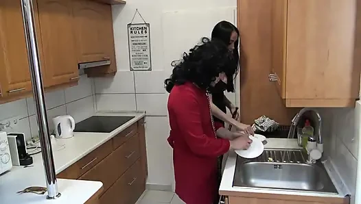 Giant Gothic Mistress Erzieht Ihre Kleine Schwanzmädchenschlampe Zum Putzen!
